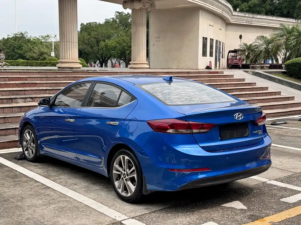 Hyundai Elantra 2018 — фото 11