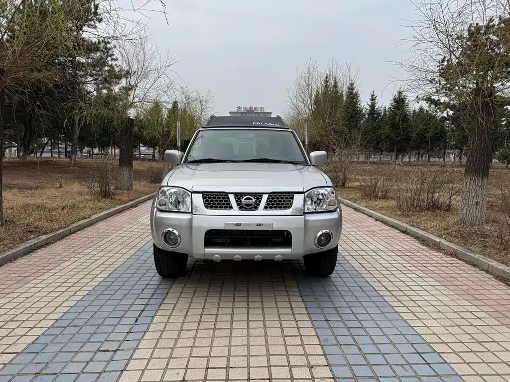 Nissan Paladin 2015 — фото 1