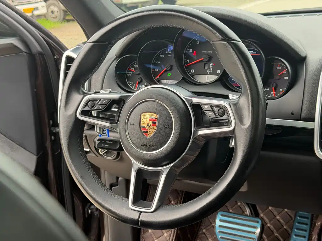 Porsche Cayenne 2017 — фото 15