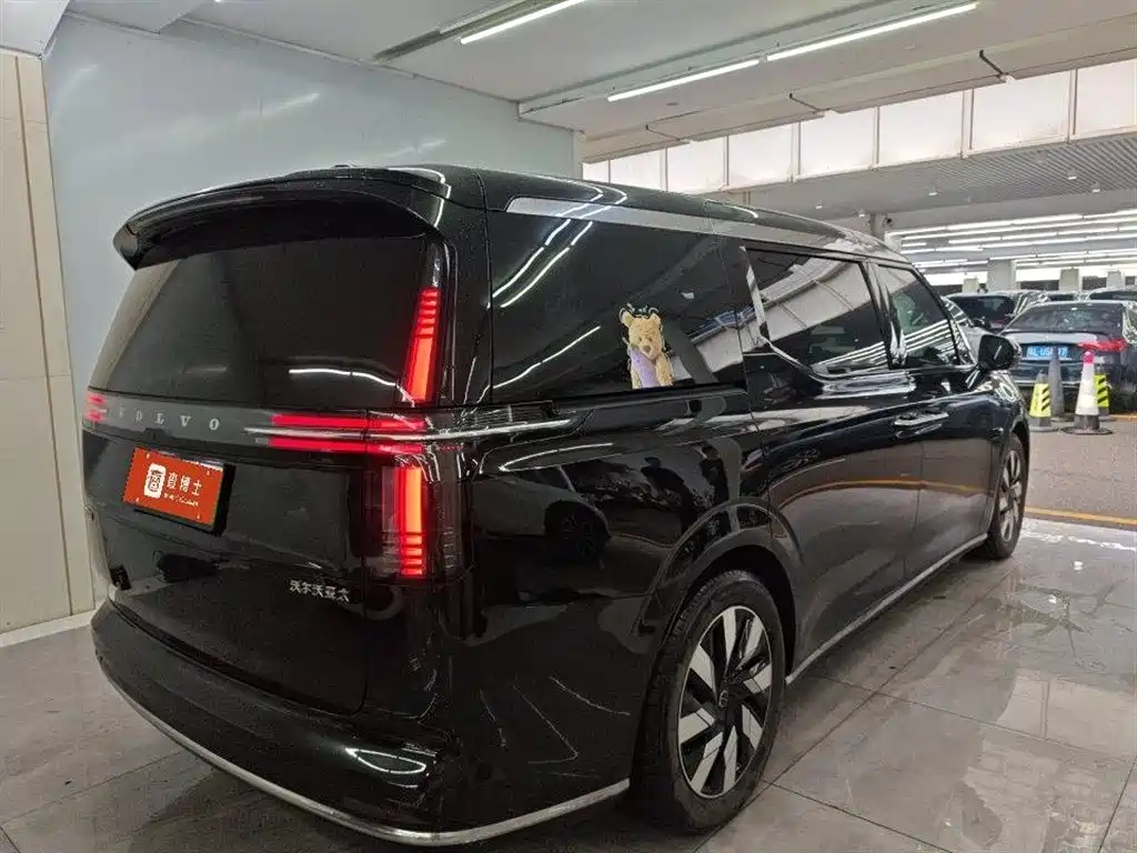 Volvo EM90 2025