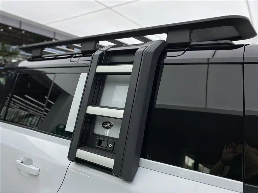 Land Rover Defender 2023 — фото 36