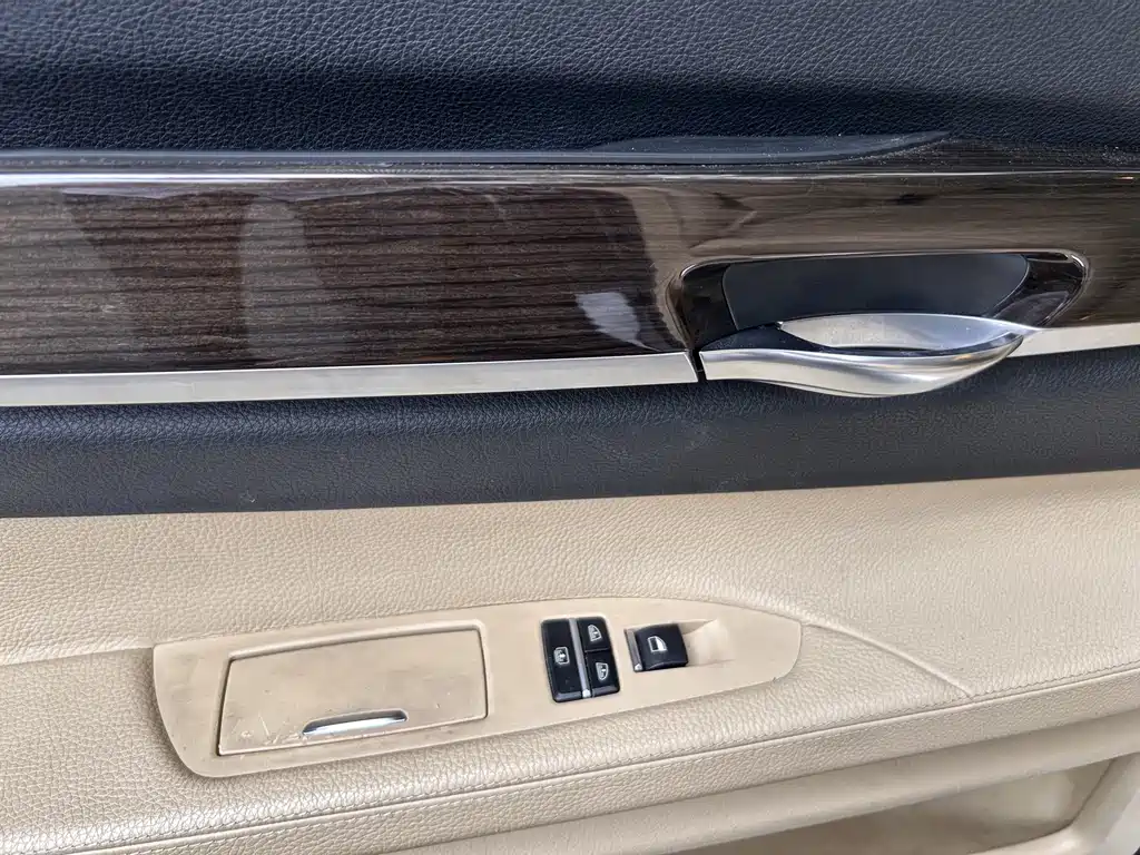 BMW 7 Series 2010 — фото 14