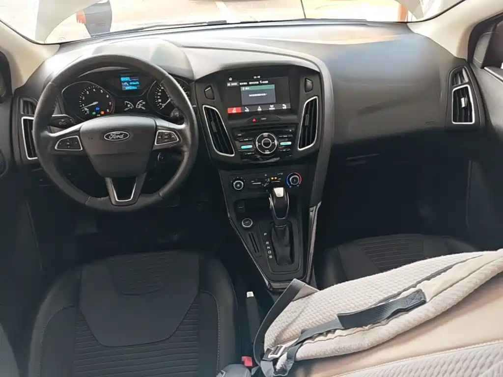Ford Focus 2018 — фото 10