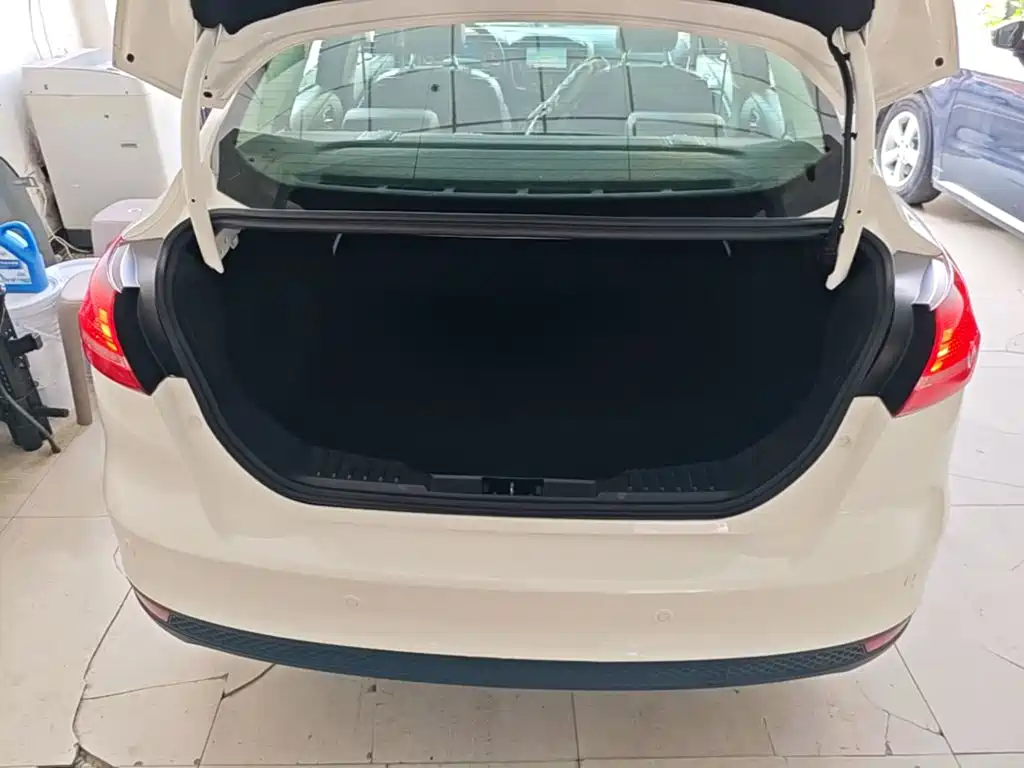 Ford Focus 2018 — фото 19