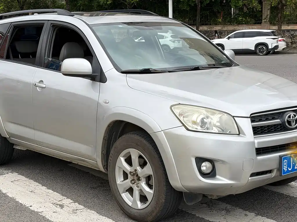 Toyota RAV4 2009 — фото 2