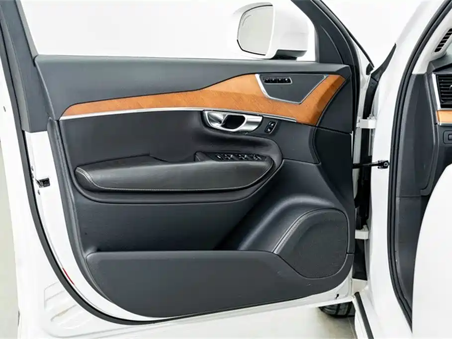 Volvo XC90 2017 — фото 16