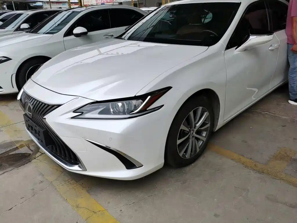 Lexus ES 2019 — фото 1