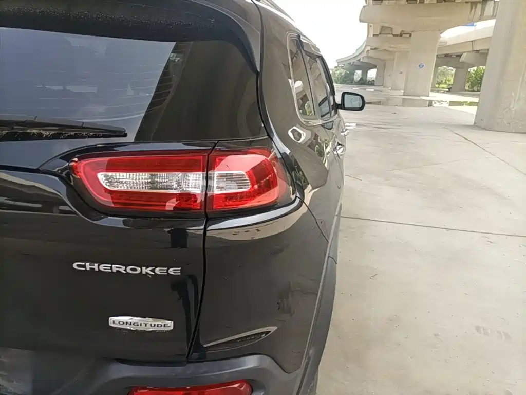 Jeep Cherokee 2017 — фото 8