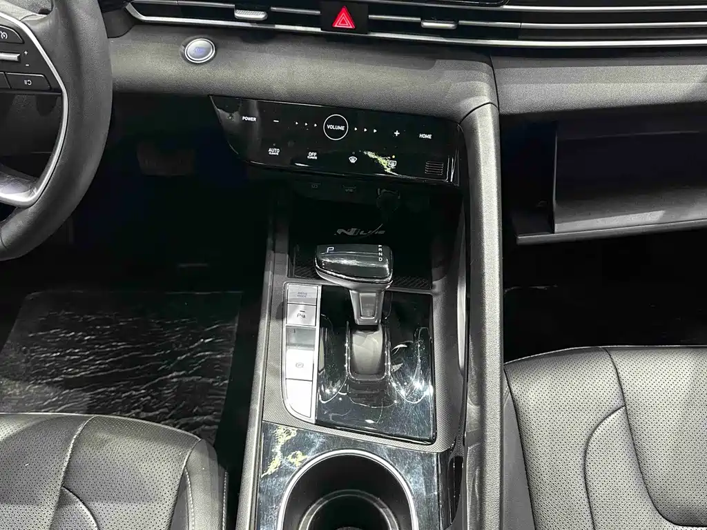 Hyundai Elantra 2023 — фото 11