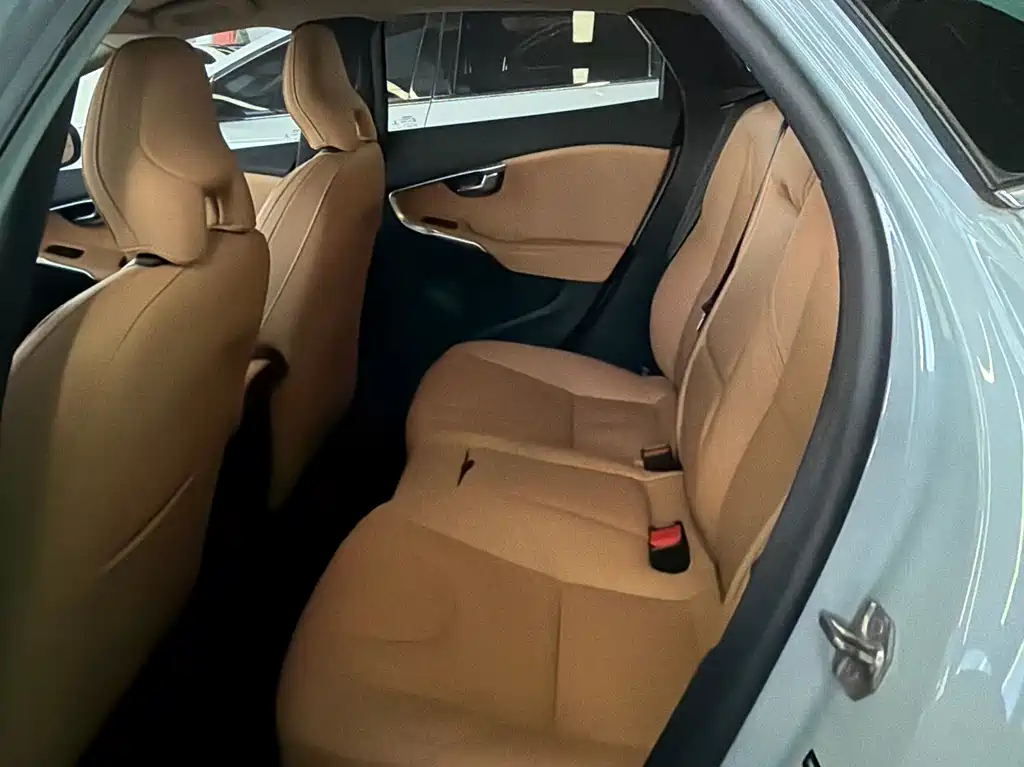 Volvo V40 2017 — фото 11