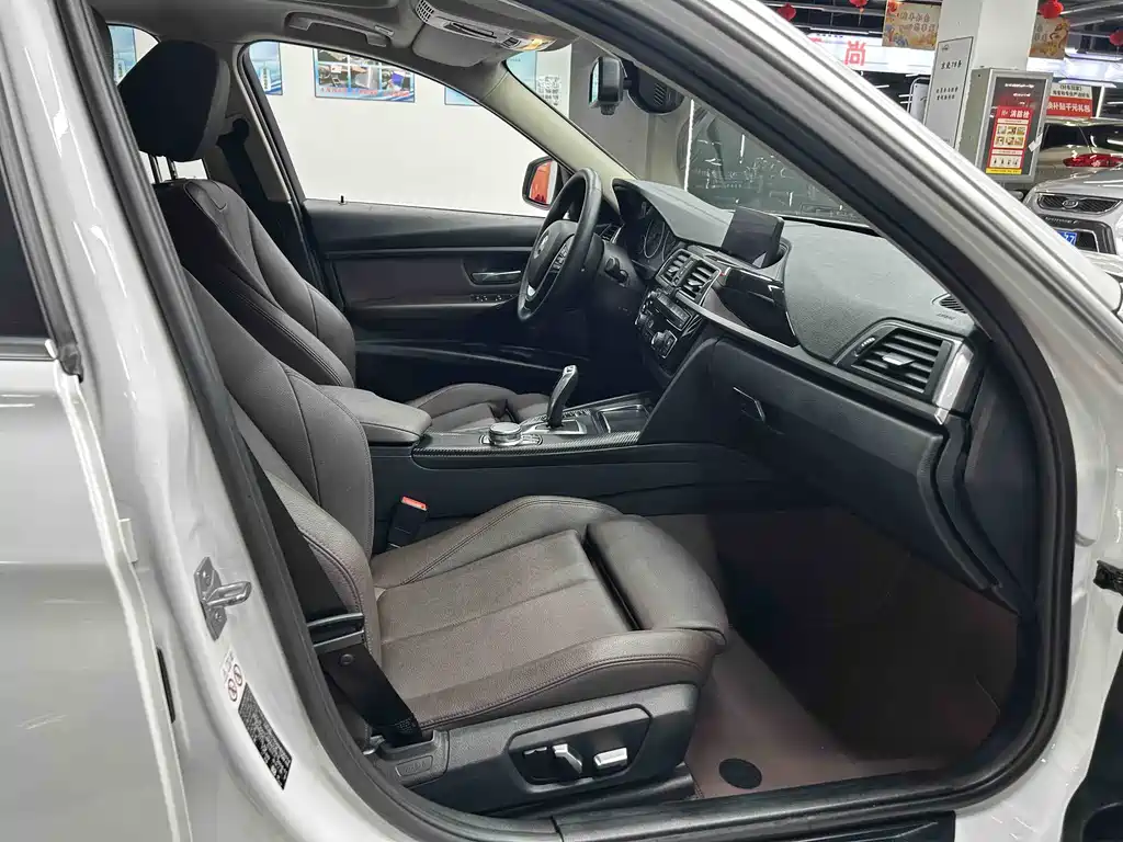 BMW 3 Series 2018 — фото 15