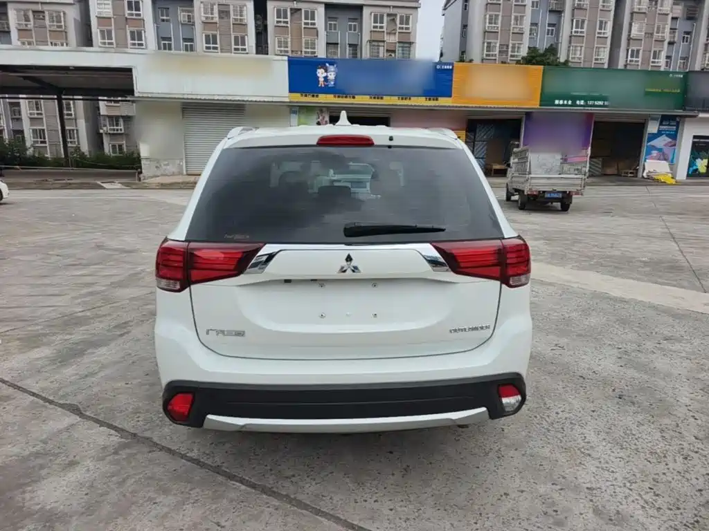 Mitsubishi Outlander 2018 — фото 6