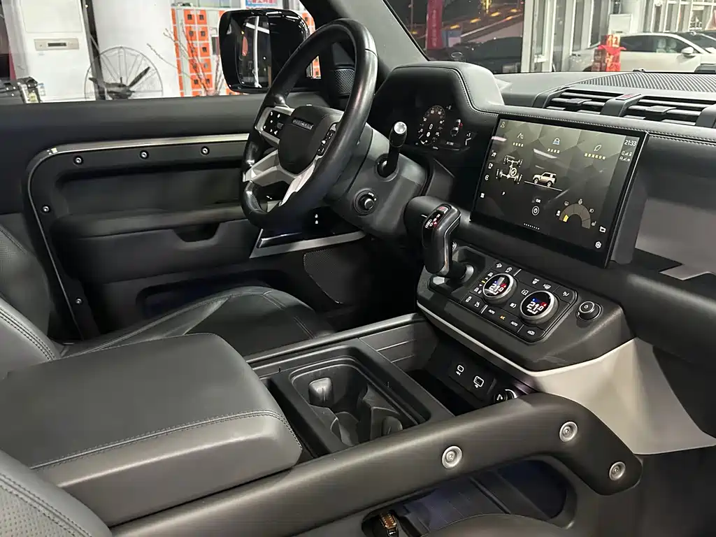 Land Rover Defender 2023 — фото 17