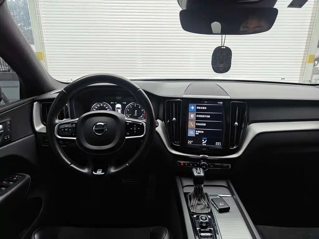 Volvo XC60 2018 — фото 12