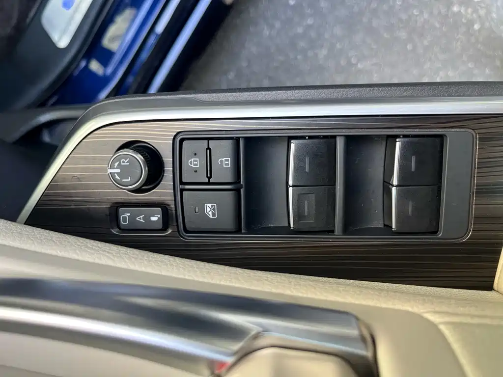 Toyota Sienna 2022 — фото 19