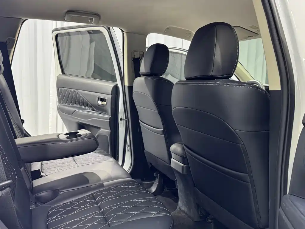 Mitsubishi Outlander 2022 — фото 13