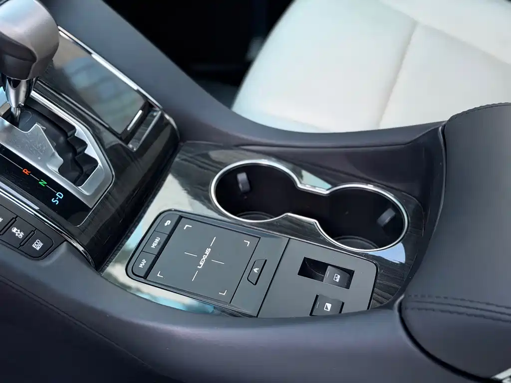 Lexus LM 2022 — фото 18