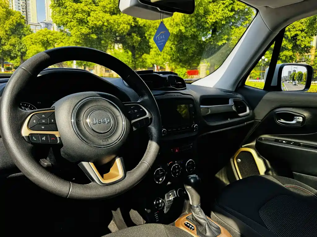 Jeep Renegade 2017 — фото 8