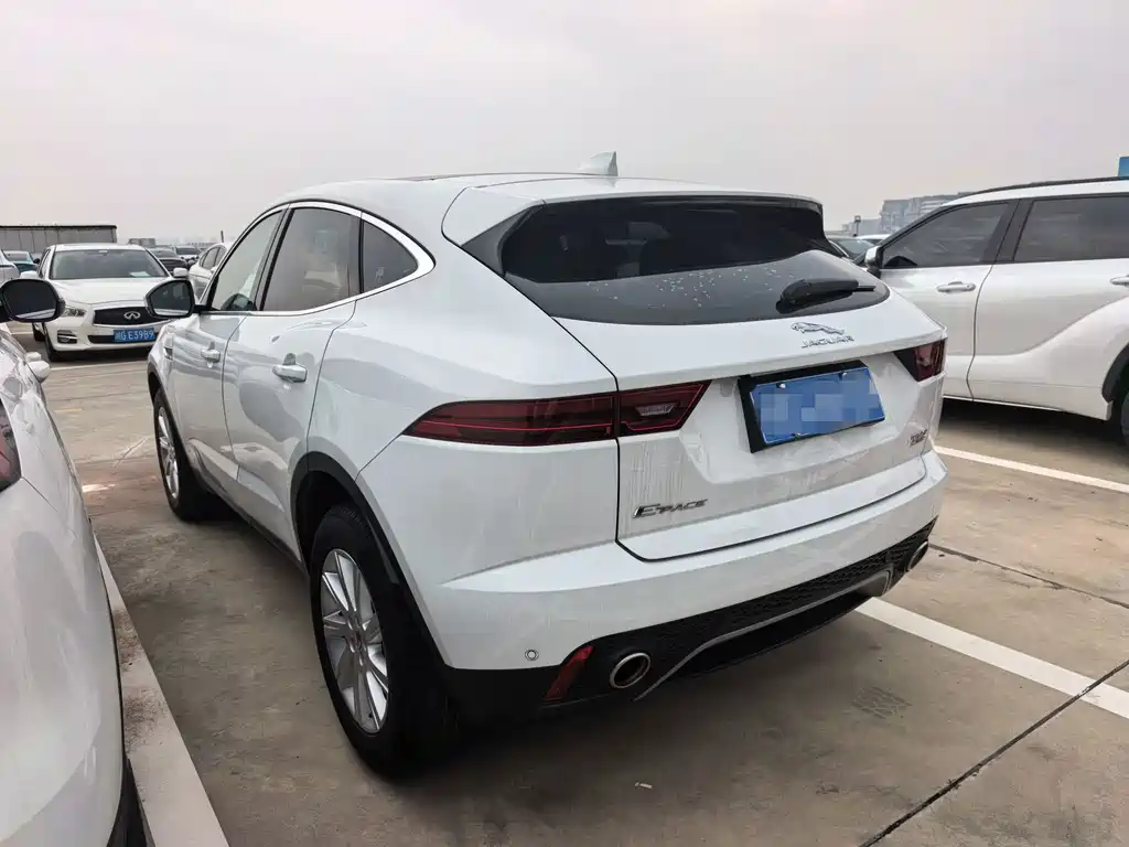 Jaguar E-PACE 2018 — фото 9