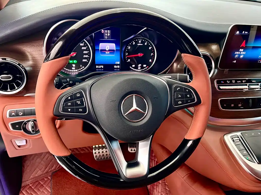 Mercedes-Benz V-Class 2022 — фото 17