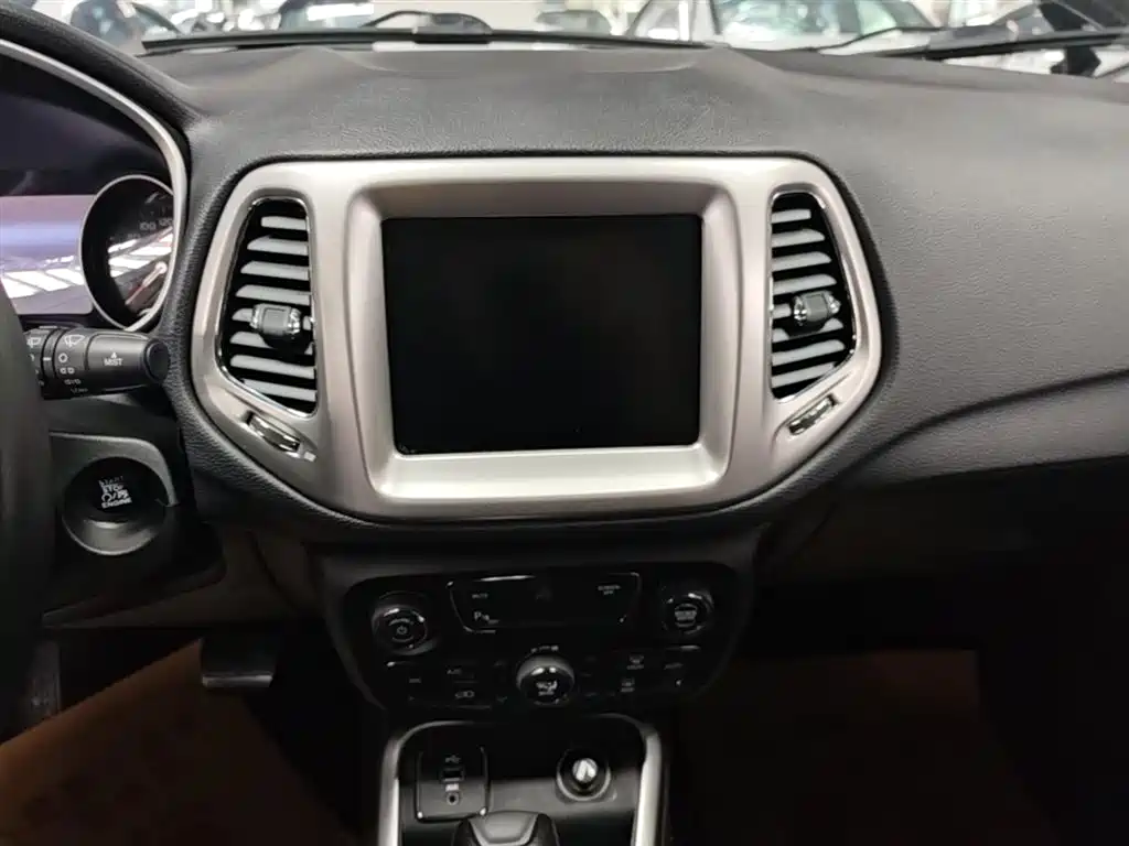 Jeep Compass 2017 — фото 13