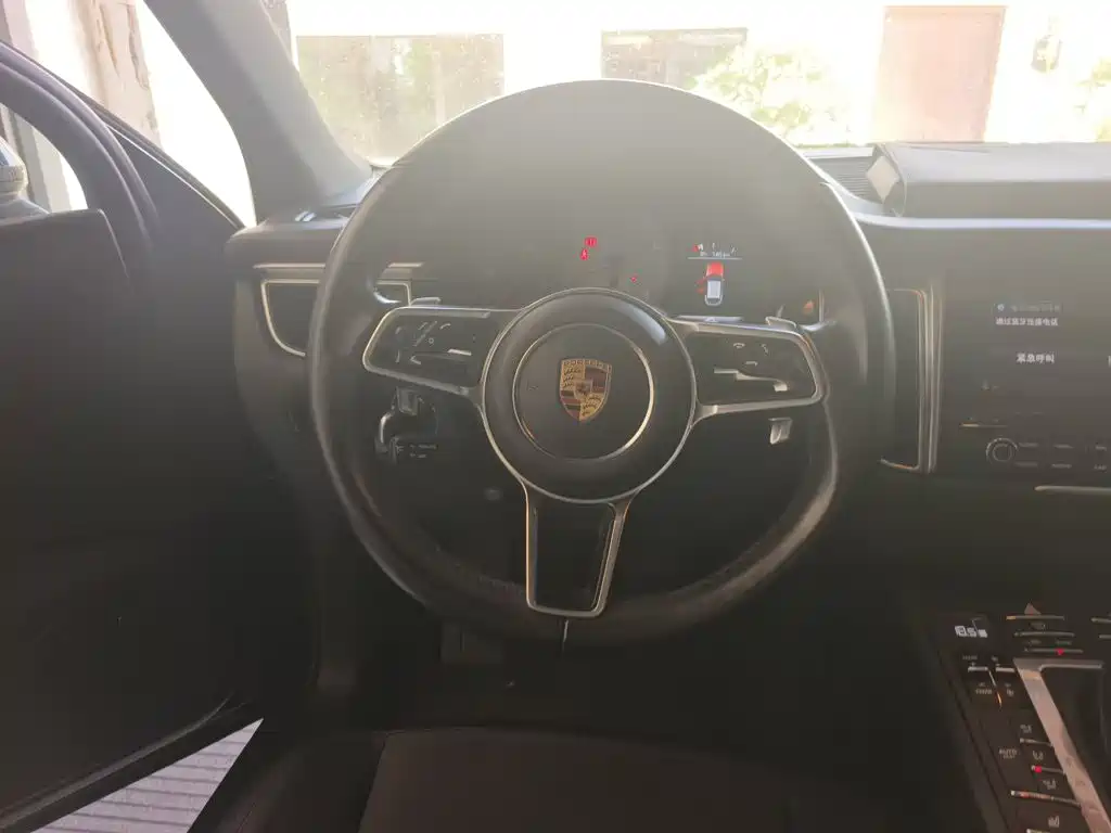 Porsche Macan 2017 — фото 11