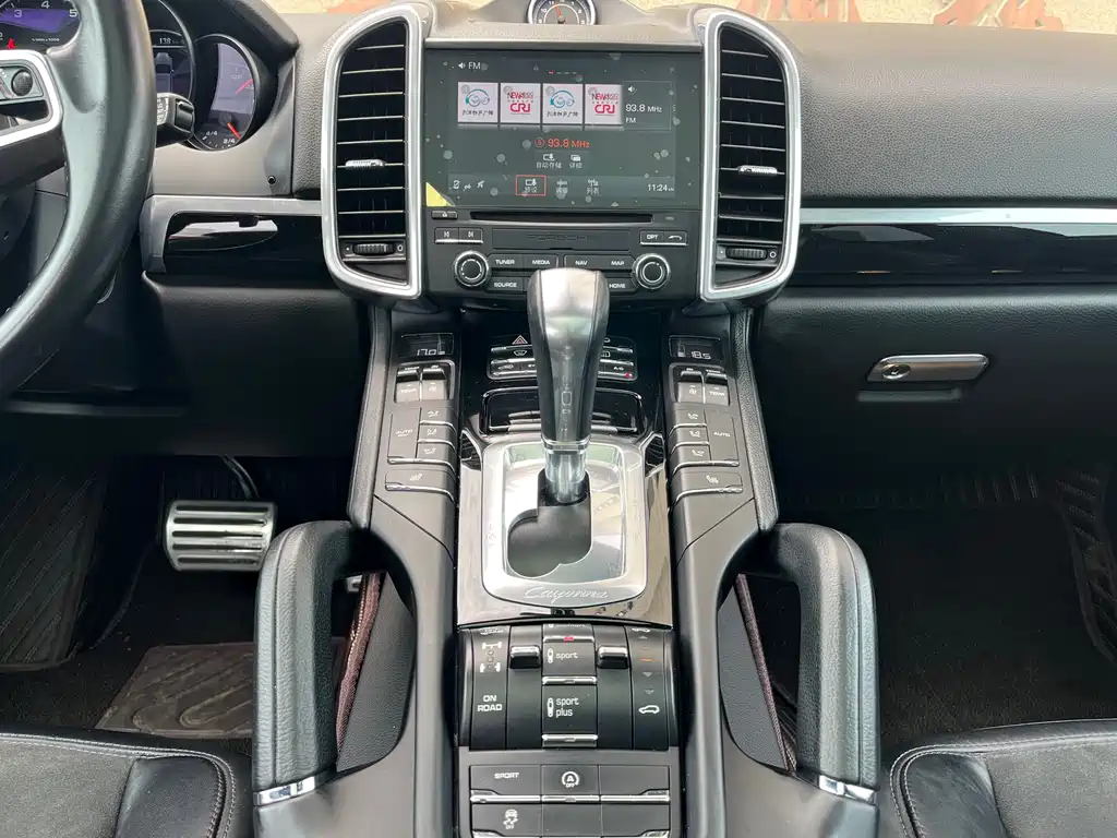 Porsche Cayenne 2017 — фото 19