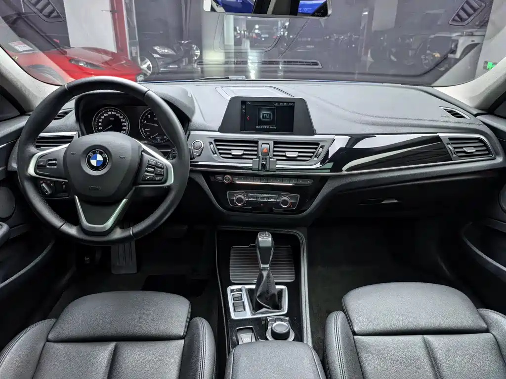 BMW 1 Series 2018 — фото 11