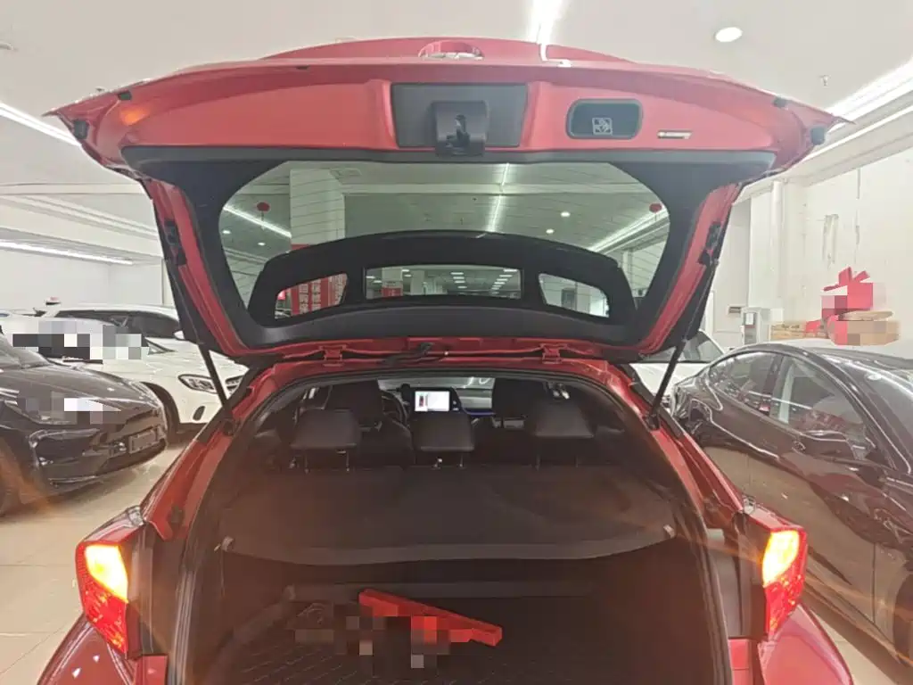 Toyota C-HR 2019 — фото 19