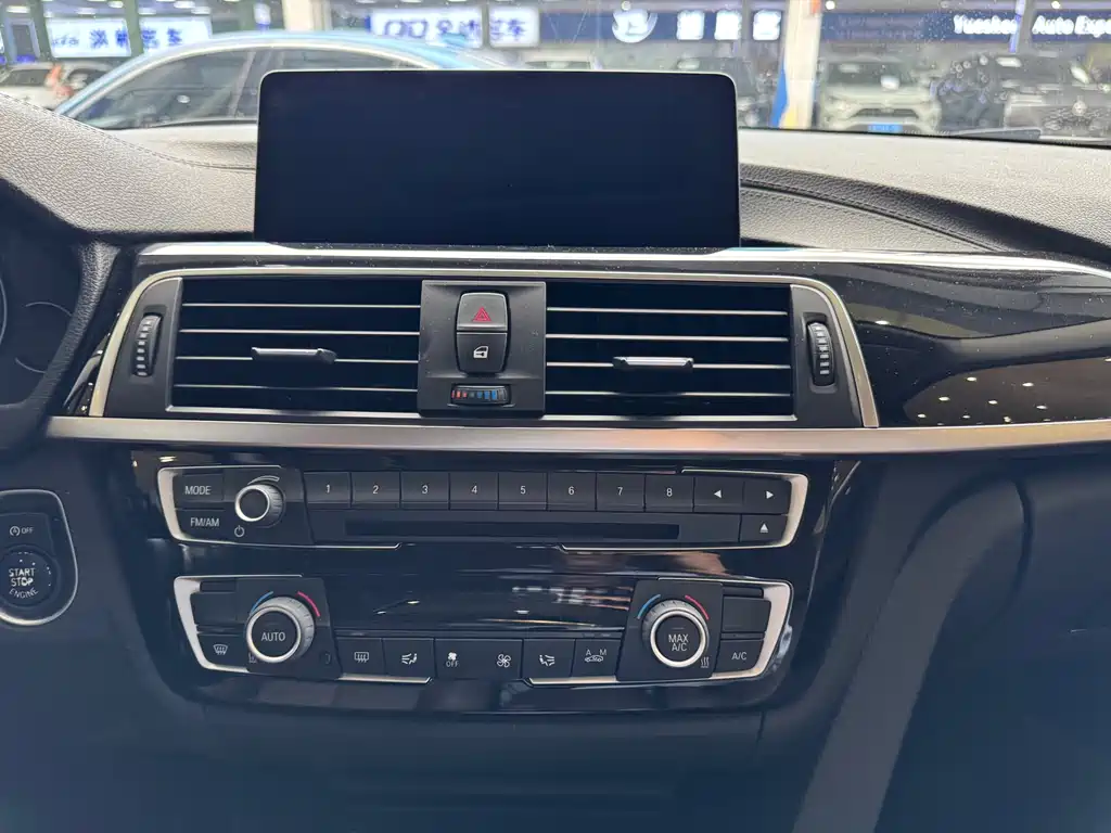 BMW 3 Series 2018 — фото 11