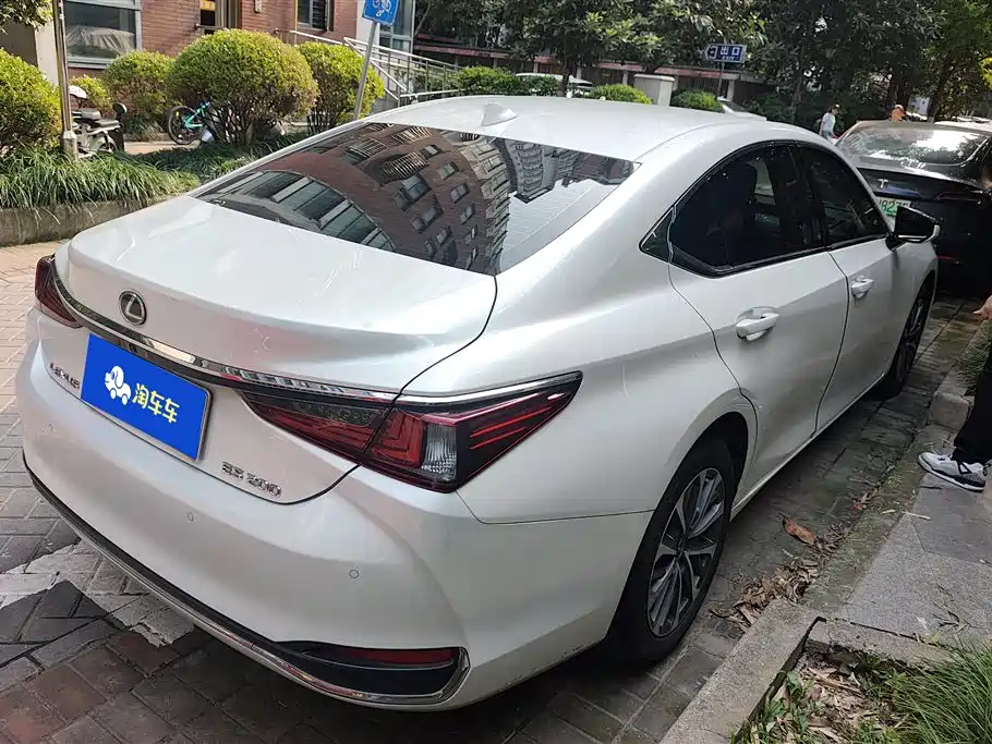 Lexus ES 2023