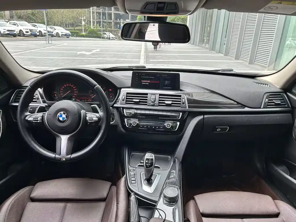 BMW 3 Series 2018 — фото 9