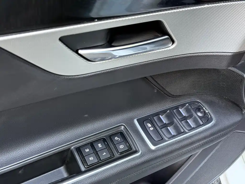 Jaguar XF 2019 — фото 20