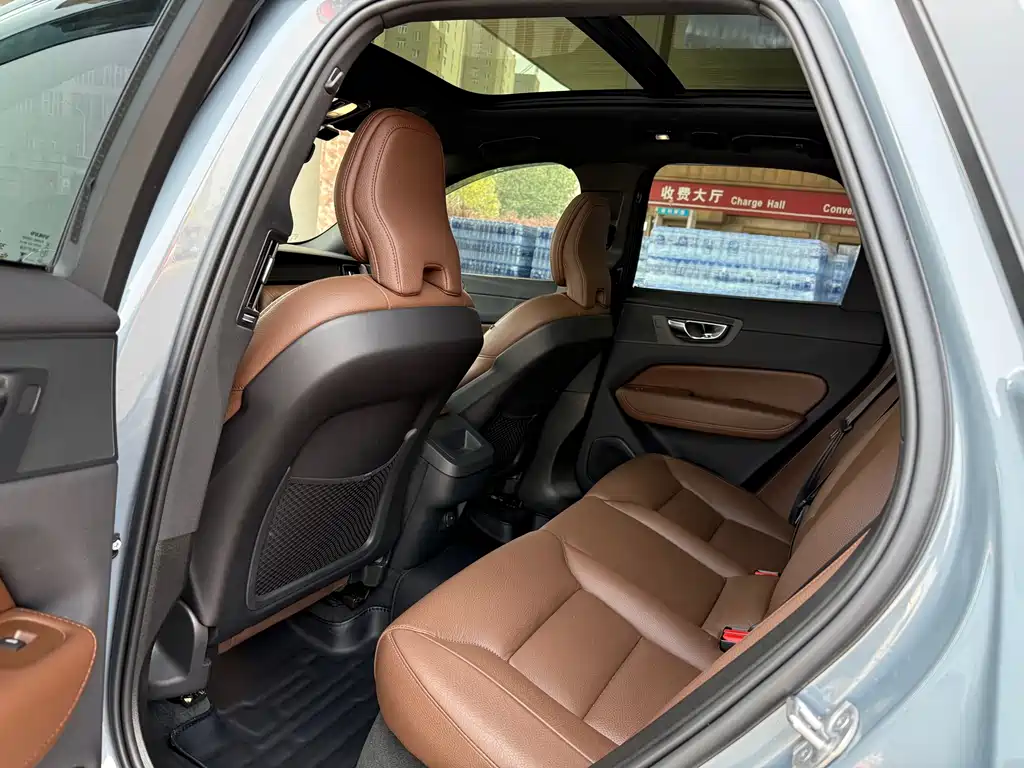 Volvo XC60 2023 — фото 12