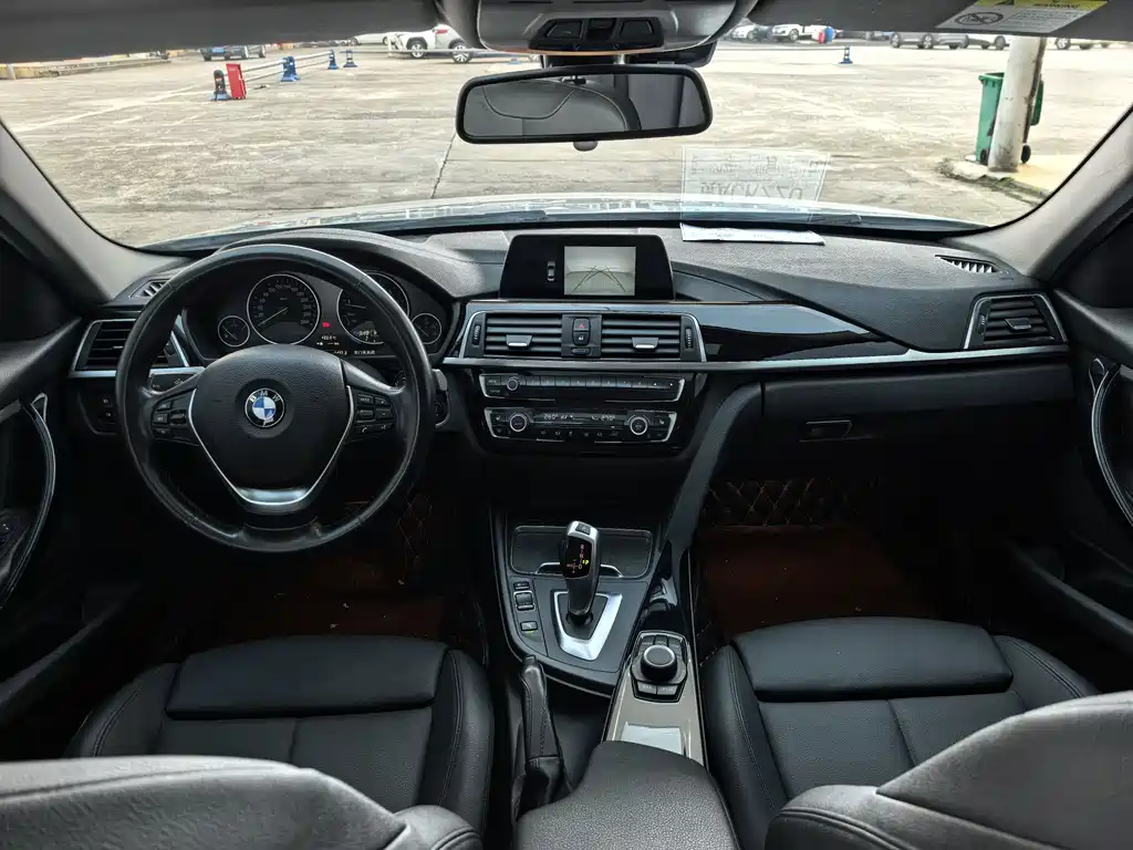 BMW 3 Series 2018 — фото 10