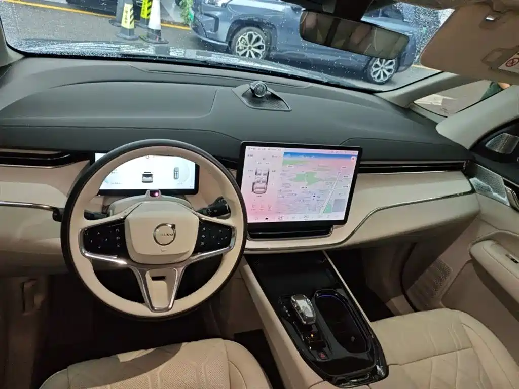 Volvo EM90 2025