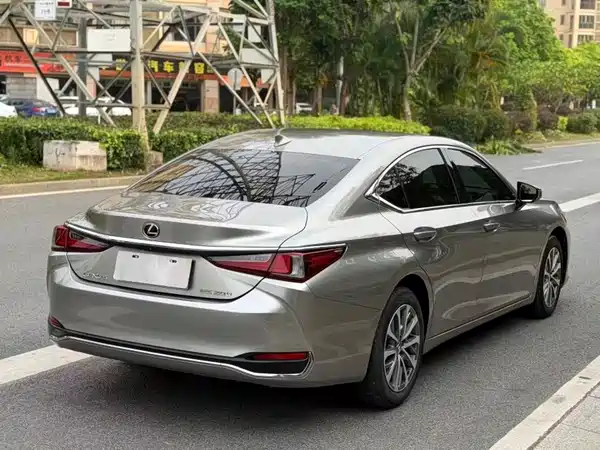 Lexus ES 2022