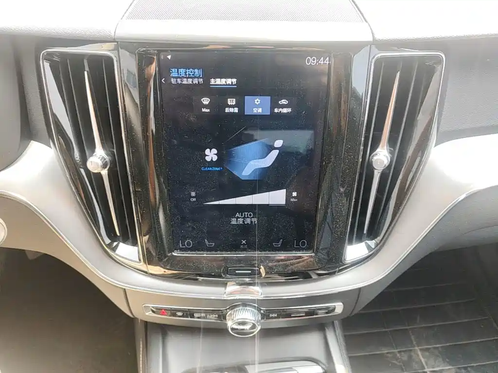 Volvo XC60 2018 — фото 20