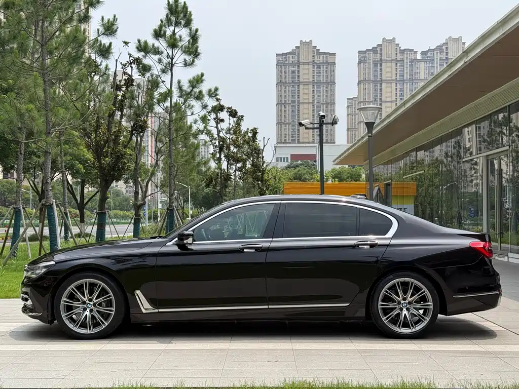 BMW 7 Series 2018 — фото 18