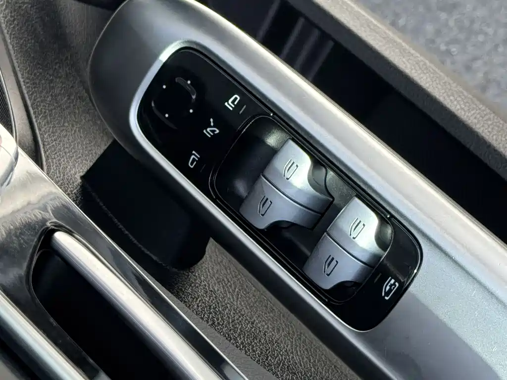 Mercedes-Benz C-Class 2024 — фото 11