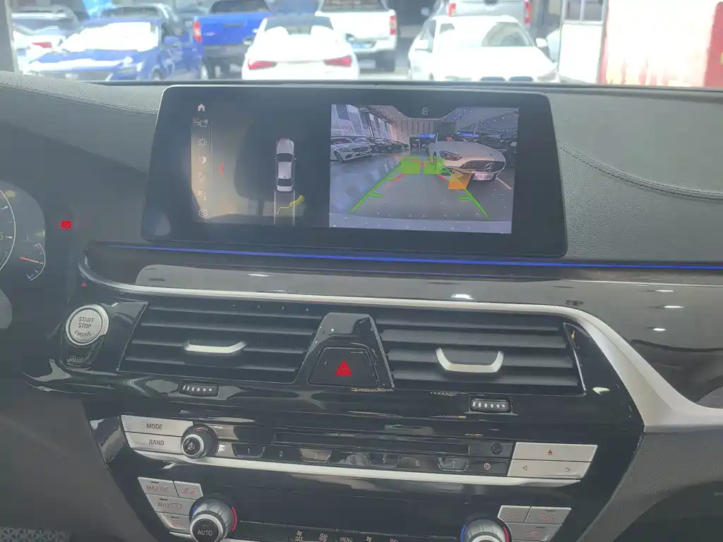 BMW 5 Series 2019 — фото 18
