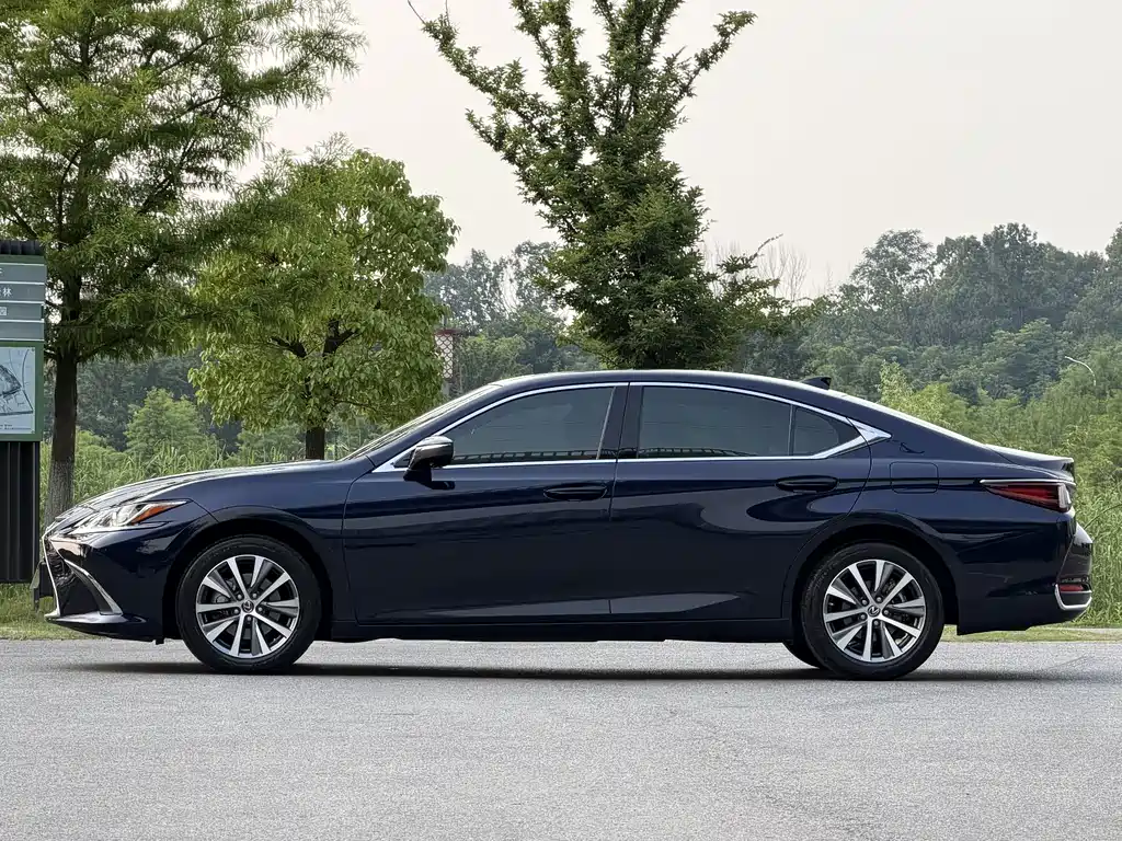 Lexus ES 2021 — фото 17
