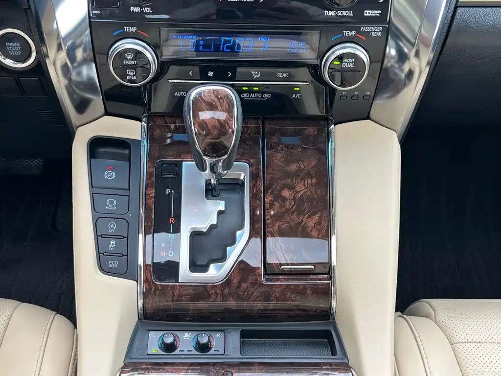 Toyota Alphard 2018 — фото 17