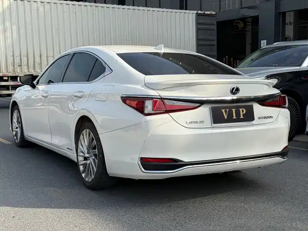 Lexus ES 2020