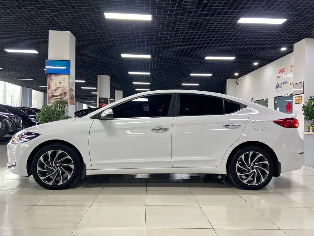 Hyundai Elantra 2020 — фото 3