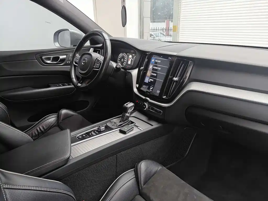 Volvo XC60 2018 — фото 14