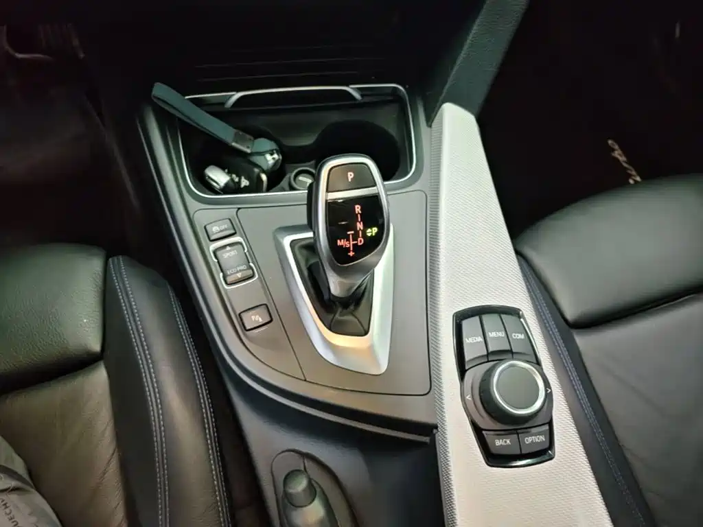 BMW 3 Series 2018 — фото 14