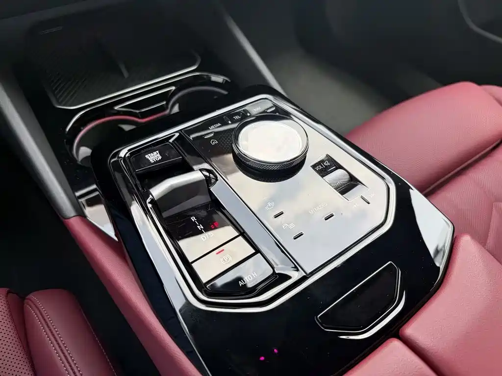 BMW 5 Series 2025 — фото 9