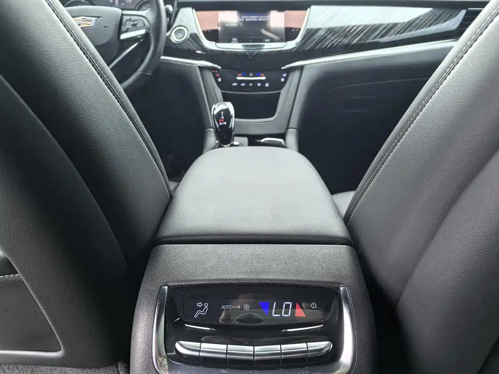Cadillac XT6 2023 — фото 11