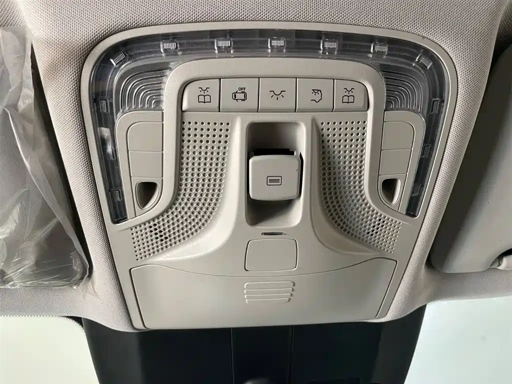 Mercedes-Benz V-Class 2018 — фото 25